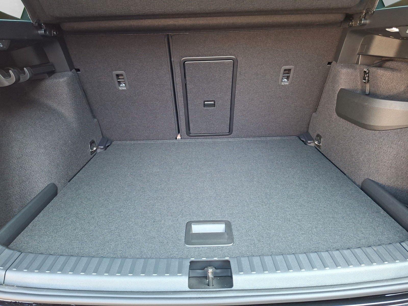Fahrzeugabbildung SKODA Karoq 1.5 TSI Sportline Pano AHK Matrix 19" Side