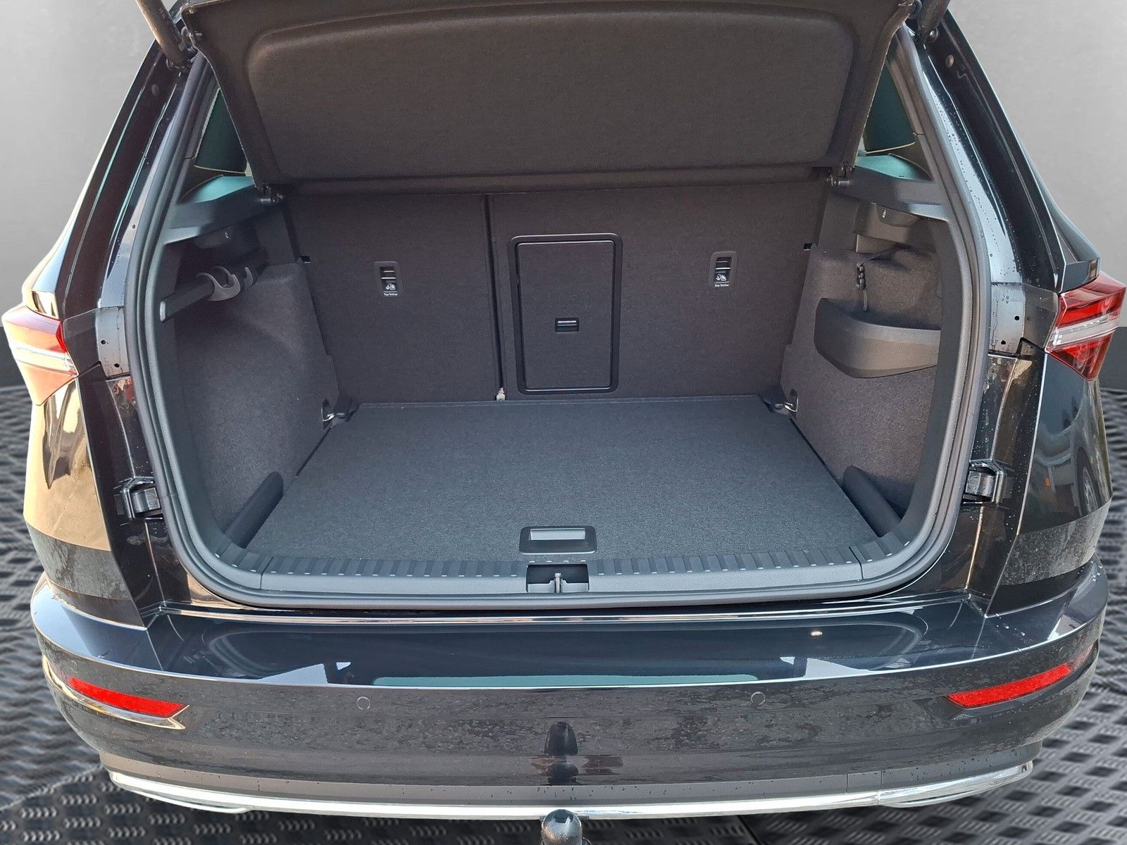 Fahrzeugabbildung SKODA Karoq 1.5 TSI Sportline Pano AHK Matrix 19" Side