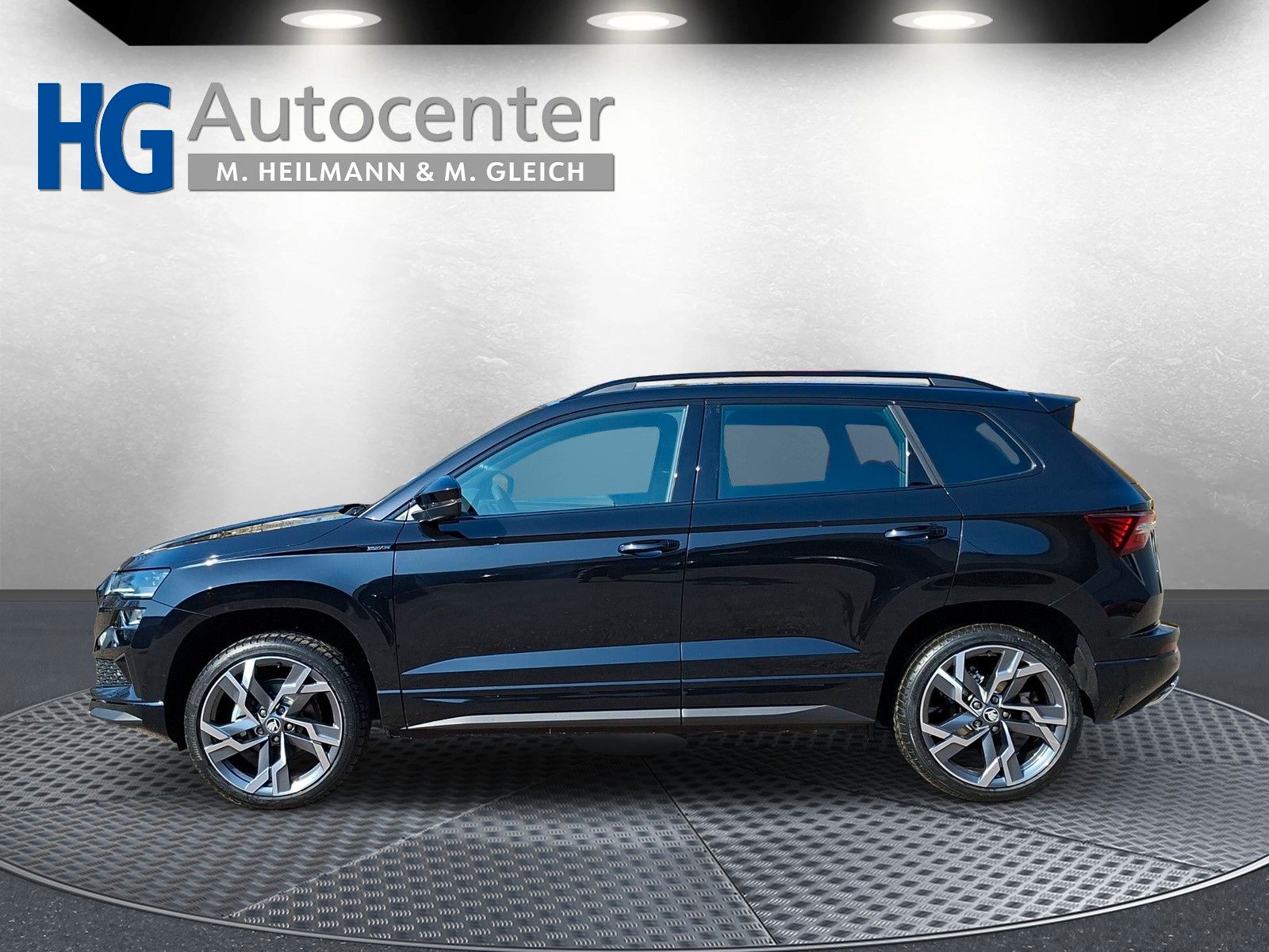 Fahrzeugabbildung SKODA Karoq 1.5 TSI Sportline Pano AHK Matrix 19" Side