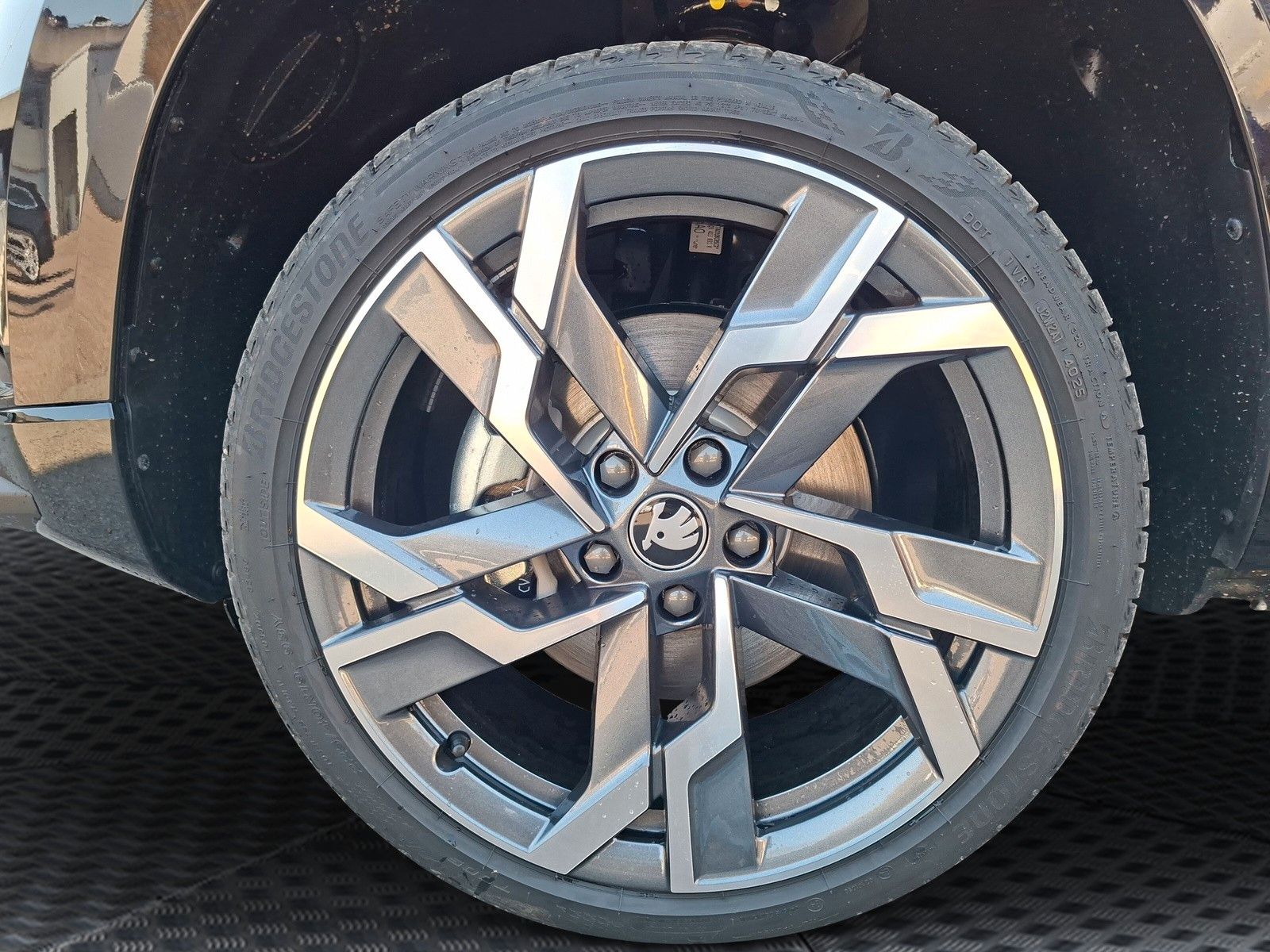 Fahrzeugabbildung SKODA Karoq 1.5 TSI Sportline Pano AHK Matrix 19" Side