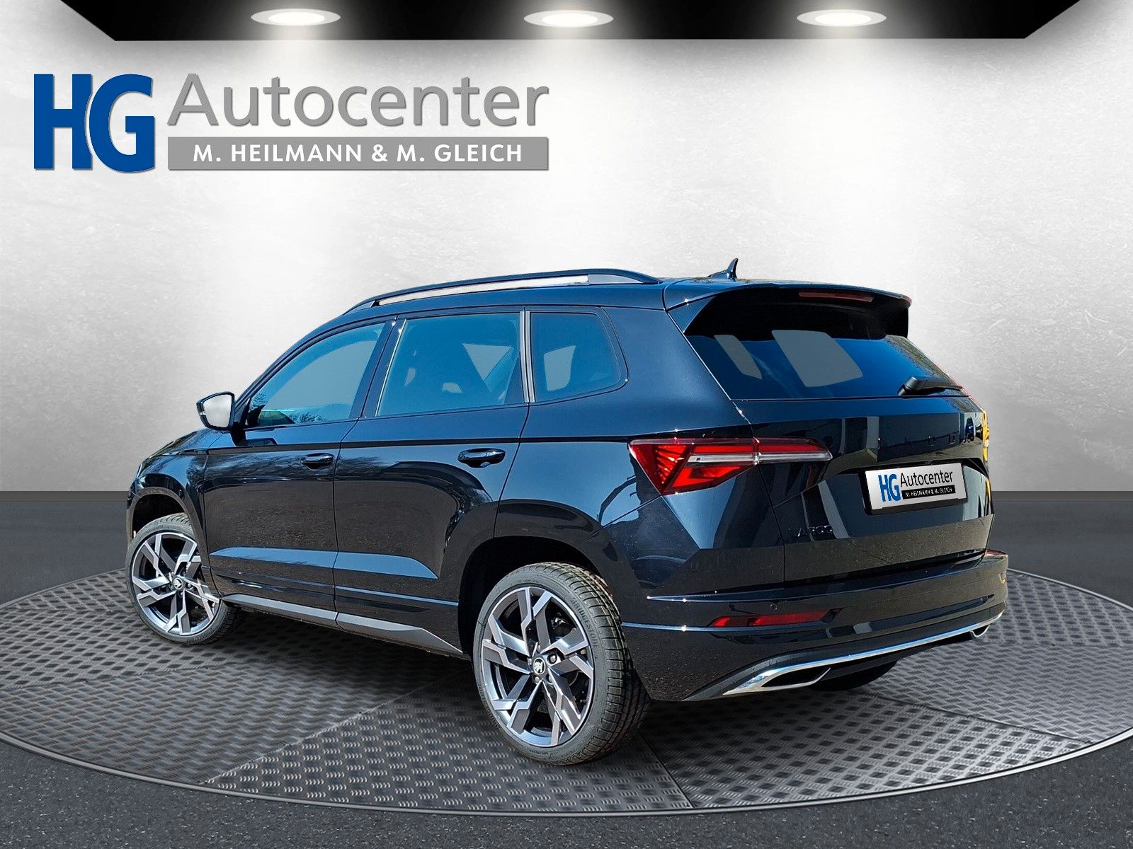 Fahrzeugabbildung SKODA Karoq 1.5 TSI Sportline Pano AHK Matrix 19" Side