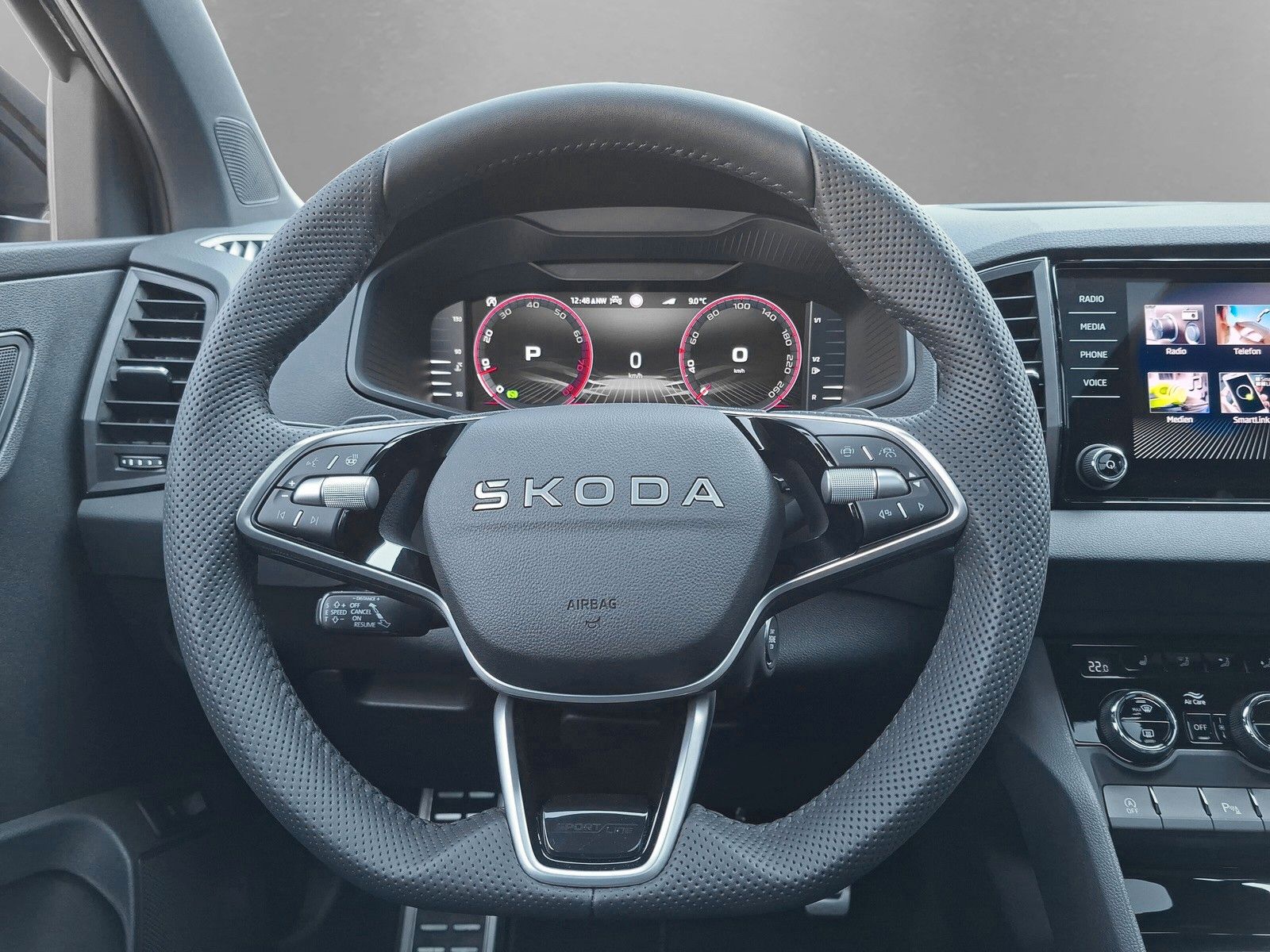 Fahrzeugabbildung SKODA Karoq 1.5 TSI Sportline Pano AHK Matrix 19" Side