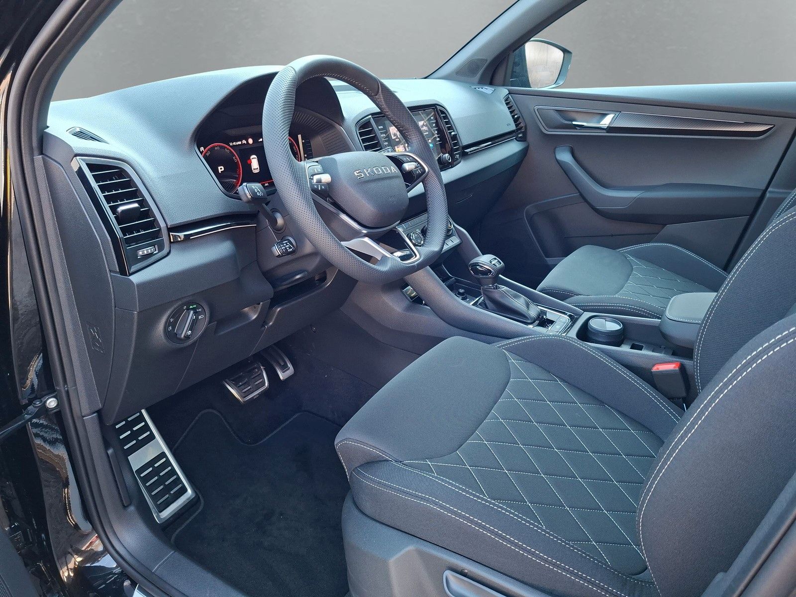 Fahrzeugabbildung SKODA Karoq 1.5 TSI Sportline Pano AHK Matrix 19" Side
