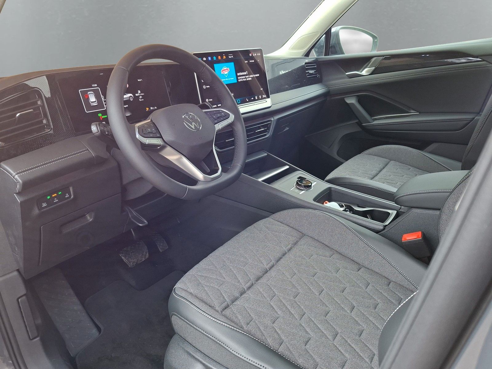 Fahrzeugabbildung Volkswagen Tiguan Life 1.5 eTSI 360° AHK IQ LED Side 5J.Gar