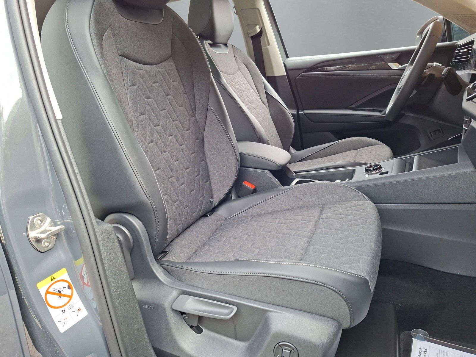 Fahrzeugabbildung Volkswagen Tiguan Life 1.5 eTSI 360° AHK IQ LED Side 5J.Gar