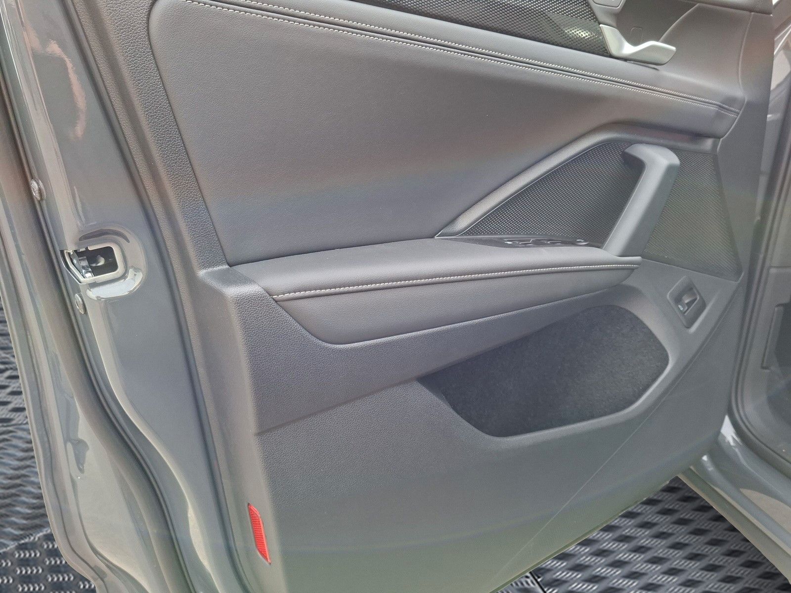 Fahrzeugabbildung Volkswagen Tiguan Life 1.5 eTSI 360° AHK IQ LED Side 5J.Gar