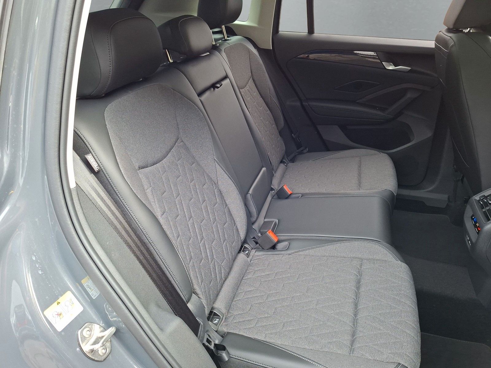 Fahrzeugabbildung Volkswagen Tiguan Life 1.5 eTSI 360° AHK IQ LED Side 5J.Gar