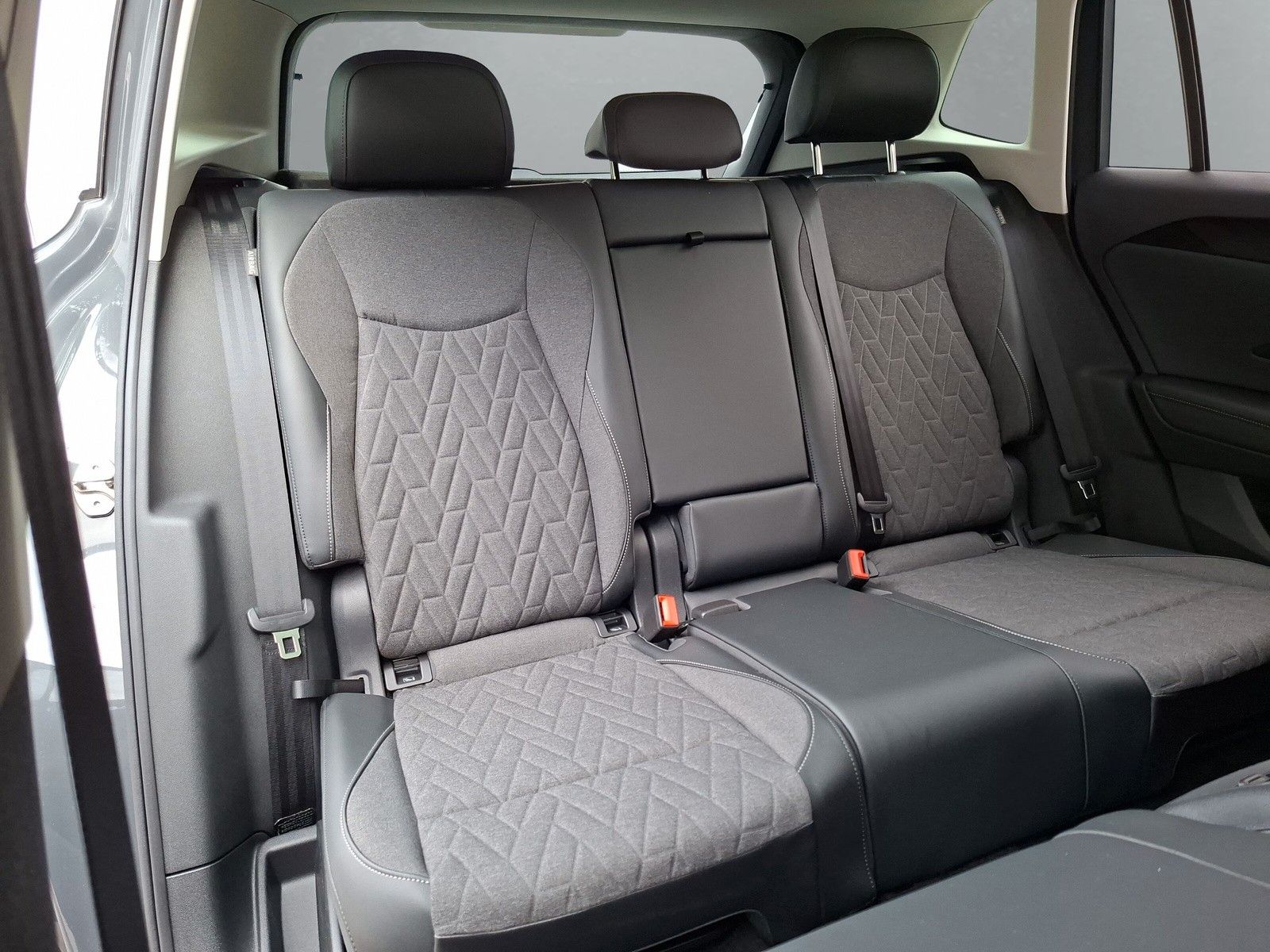 Fahrzeugabbildung Volkswagen Tiguan Life 1.5 eTSI 360° AHK IQ LED Side 5J.Gar