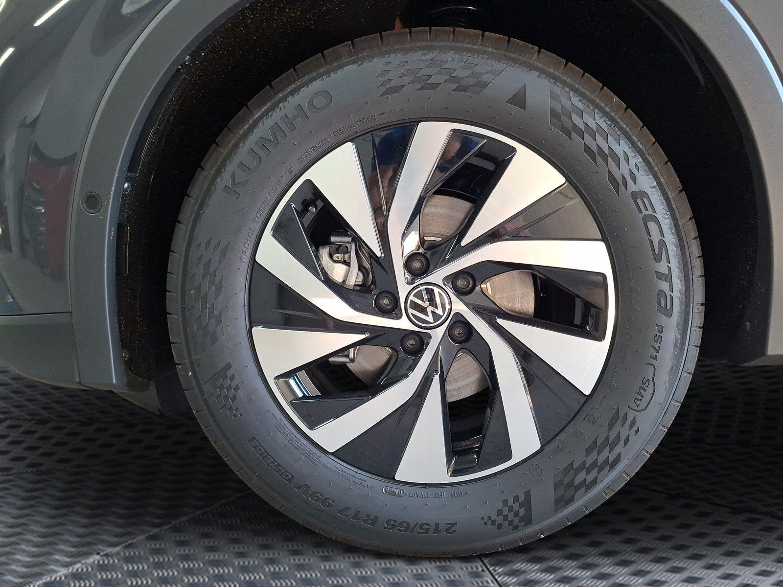 Fahrzeugabbildung Volkswagen Tiguan Life 1.5 eTSI 360° AHK IQ LED Side 5J.Gar