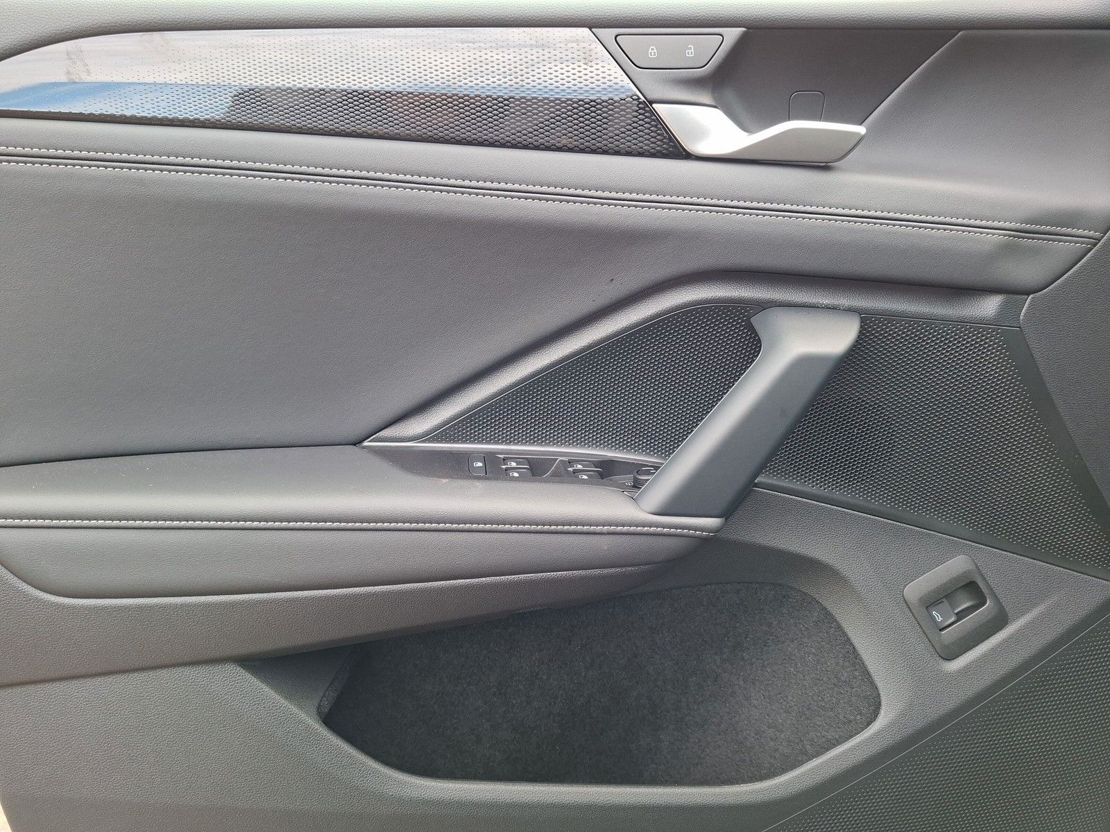 Fahrzeugabbildung Volkswagen Tiguan Life 1.5 eTSI 360° AHK IQ LED Side 5J.Gar