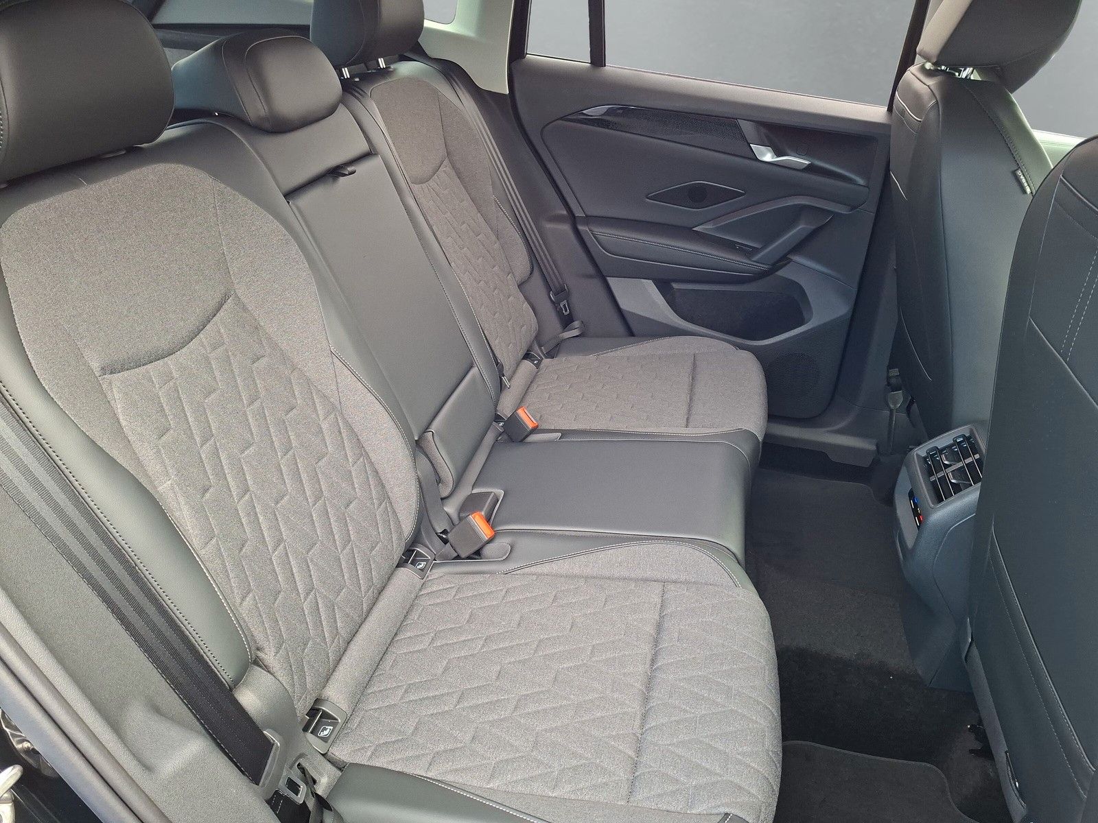 Fahrzeugabbildung Volkswagen Tiguan Life 1.5 eTSI 360° AHK IQ LED Side 5J.Gar