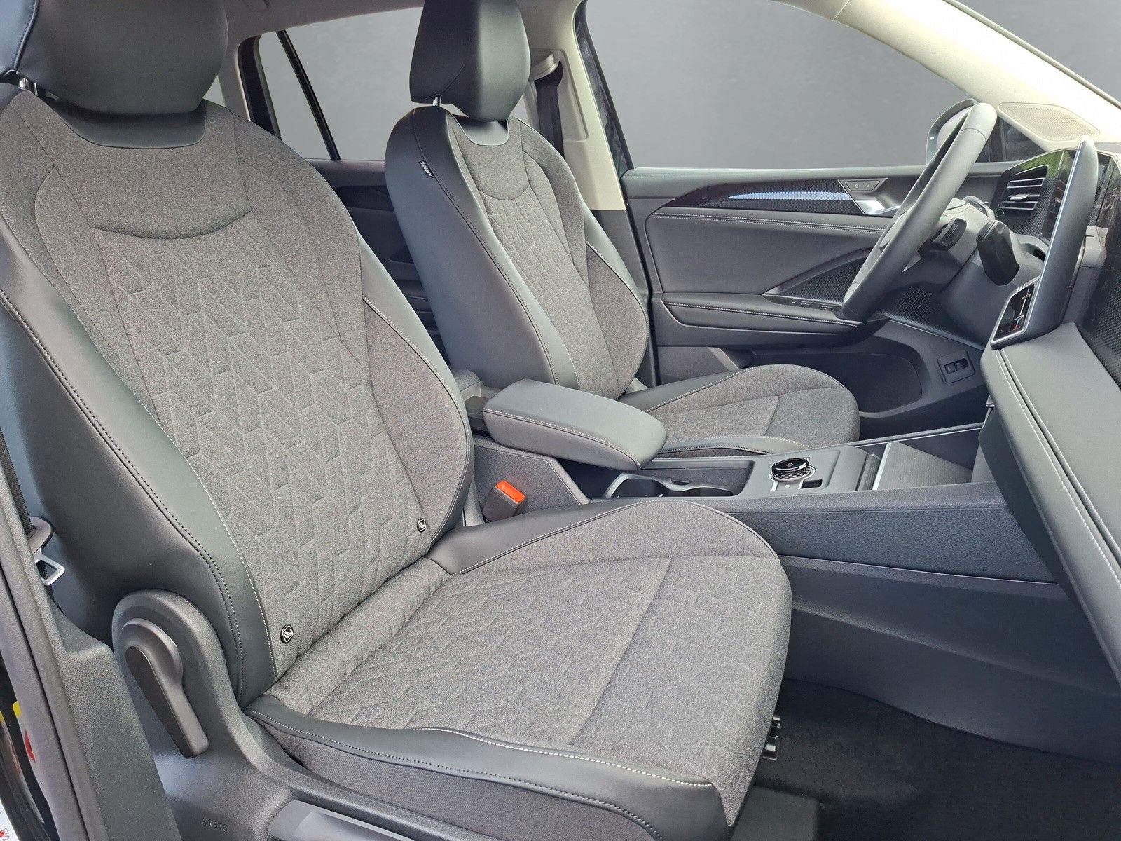 Fahrzeugabbildung Volkswagen Tiguan Life 1.5 eTSI 360° AHK IQ LED Side 5J.Gar