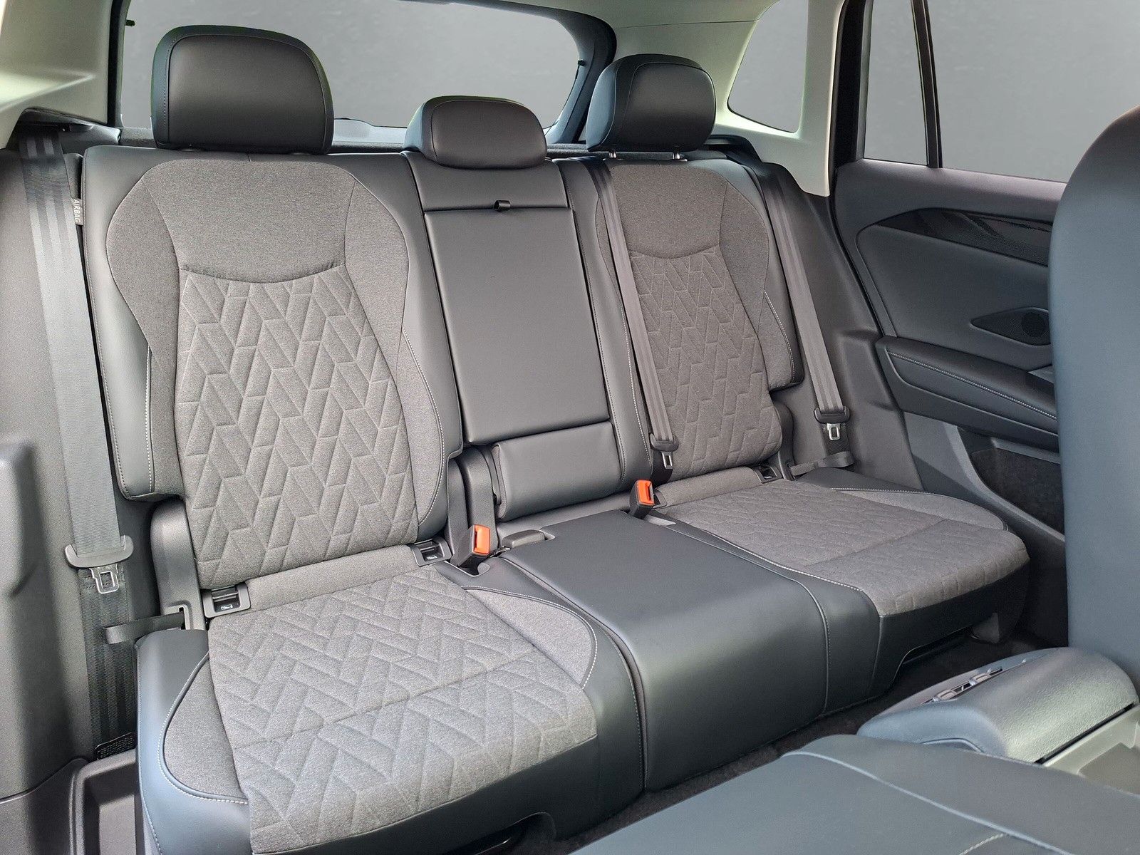 Fahrzeugabbildung Volkswagen Tiguan Life 1.5 eTSI 360° AHK IQ LED Side 5J.Gar