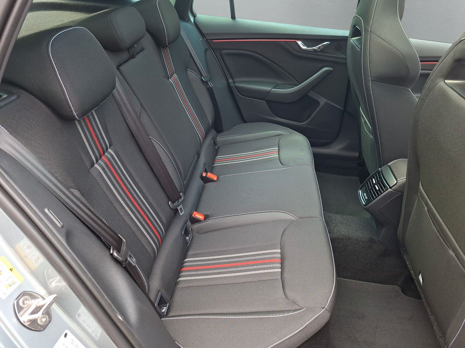 Fahrzeugabbildung SKODA Kamiq 1.5TSI Monte Carlo 18"eHeck AHK ACC Side