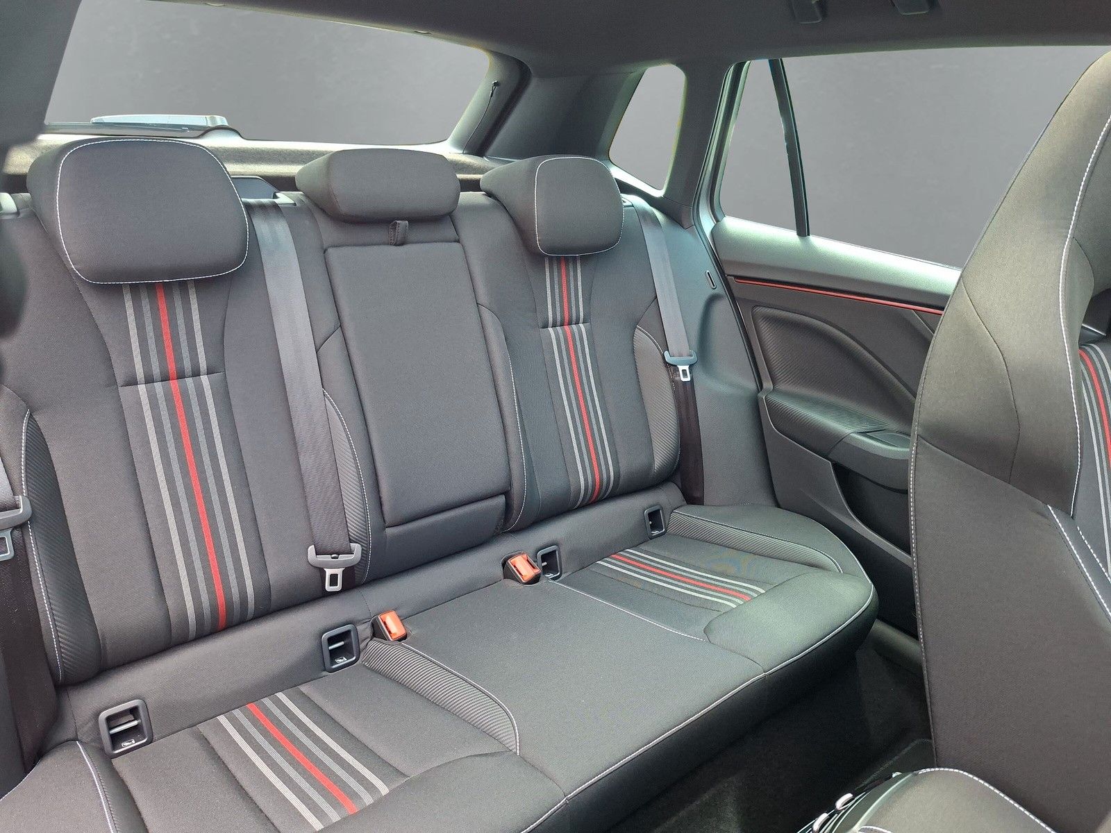 Fahrzeugabbildung SKODA Kamiq 1.5TSI Monte Carlo 18"eHeck AHK ACC Side