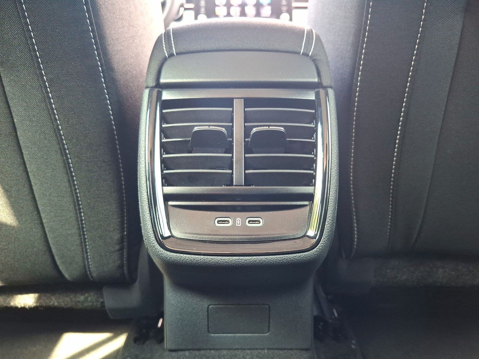 Fahrzeugabbildung SKODA Kamiq 1.5TSI Monte Carlo 18"eHeck AHK ACC Side