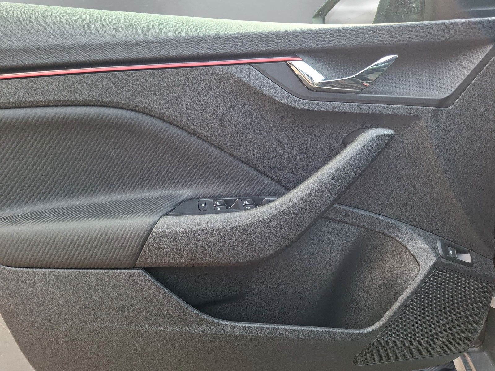 Fahrzeugabbildung SKODA Kamiq 1.5TSI Monte Carlo 18"eHeck AHK ACC Side