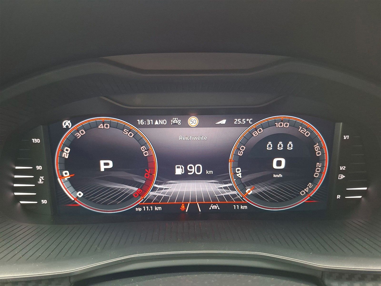 Fahrzeugabbildung SKODA Kamiq 1.5TSI Monte Carlo 18"eHeck AHK ACC Side