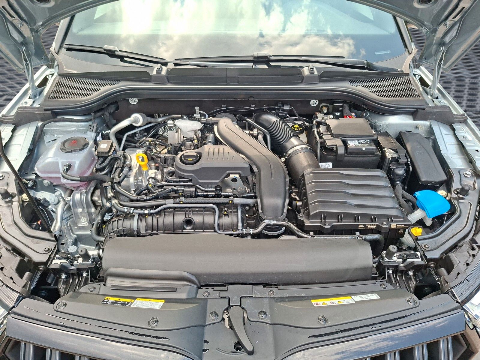 Fahrzeugabbildung SKODA Kamiq 1.5TSI Monte Carlo 18"eHeck AHK ACC Side