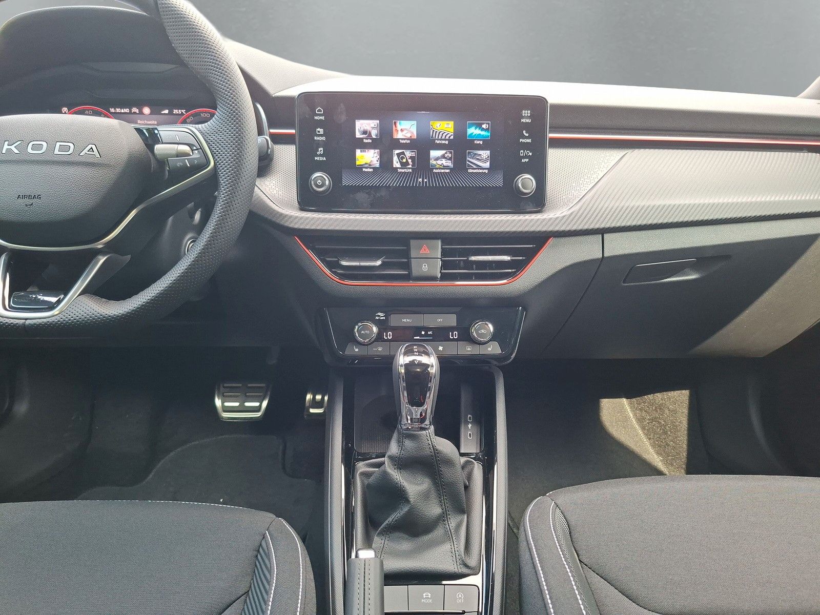 Fahrzeugabbildung SKODA Kamiq 1.5TSI Monte Carlo 18"eHeck AHK ACC Side