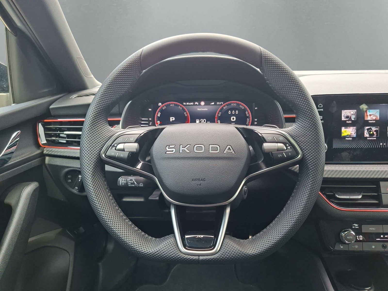 Fahrzeugabbildung SKODA Kamiq 1.5TSI Monte Carlo 18"eHeck AHK ACC Side