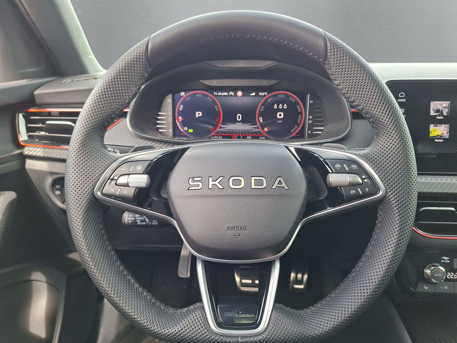 Fahrzeugabbildung SKODA Kamiq 1.5TSI Monte Carlo 18"eHeck AHK ACC Side
