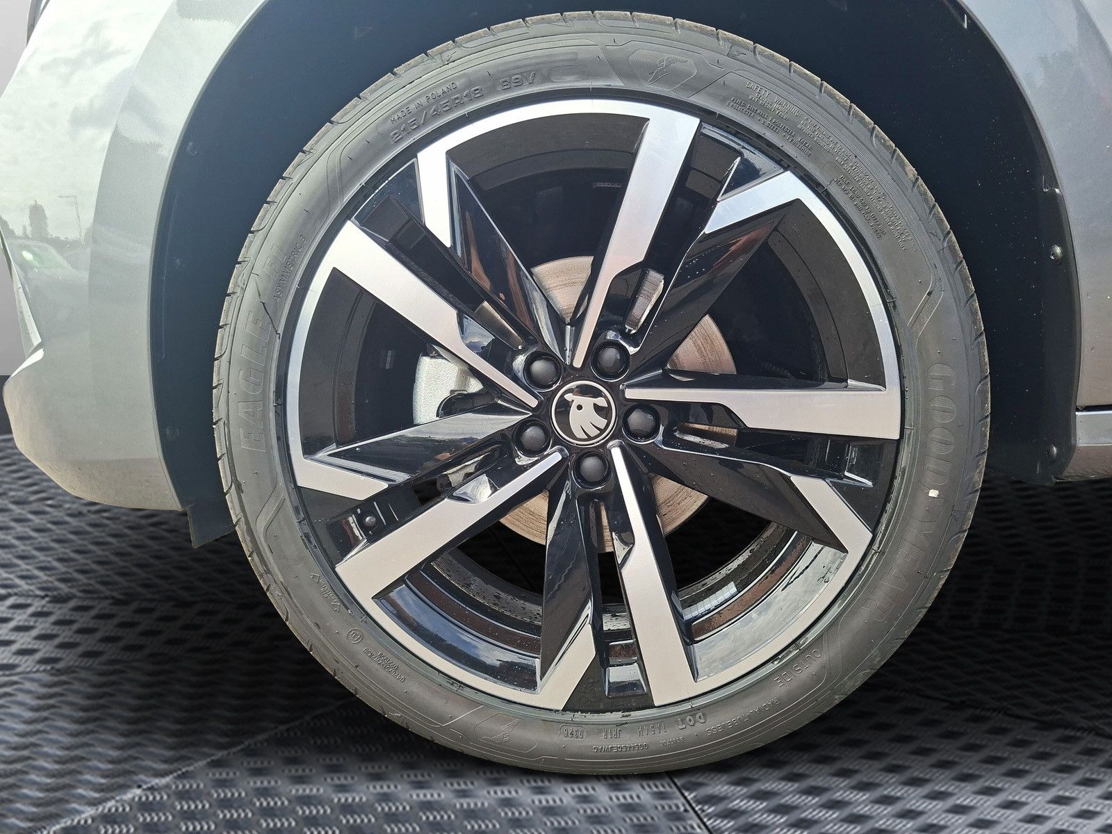 Fahrzeugabbildung SKODA Kamiq 1.5TSI Monte Carlo 18"eHeck AHK ACC Side