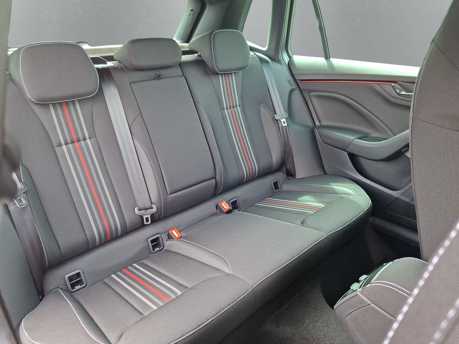 Fahrzeugabbildung SKODA Kamiq 1.5TSI Monte Carlo 18"eHeck AHK ACC Side