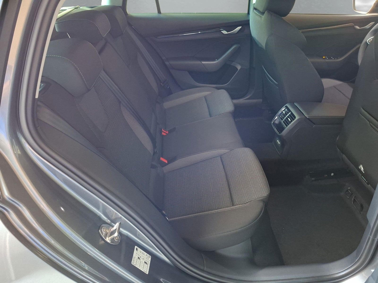 Fahrzeugabbildung SKODA Octavia Combi  1.5TSI eHeck ACC AHK 5J.Gar.Side