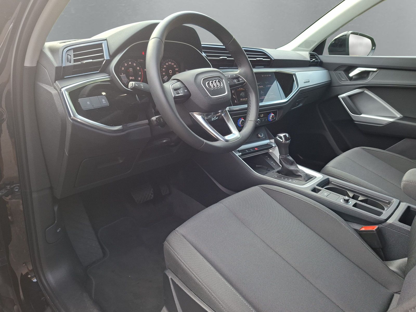Fahrzeugabbildung Audi Q3 40 TFSI quattro S line DSG Pano MMI Navi