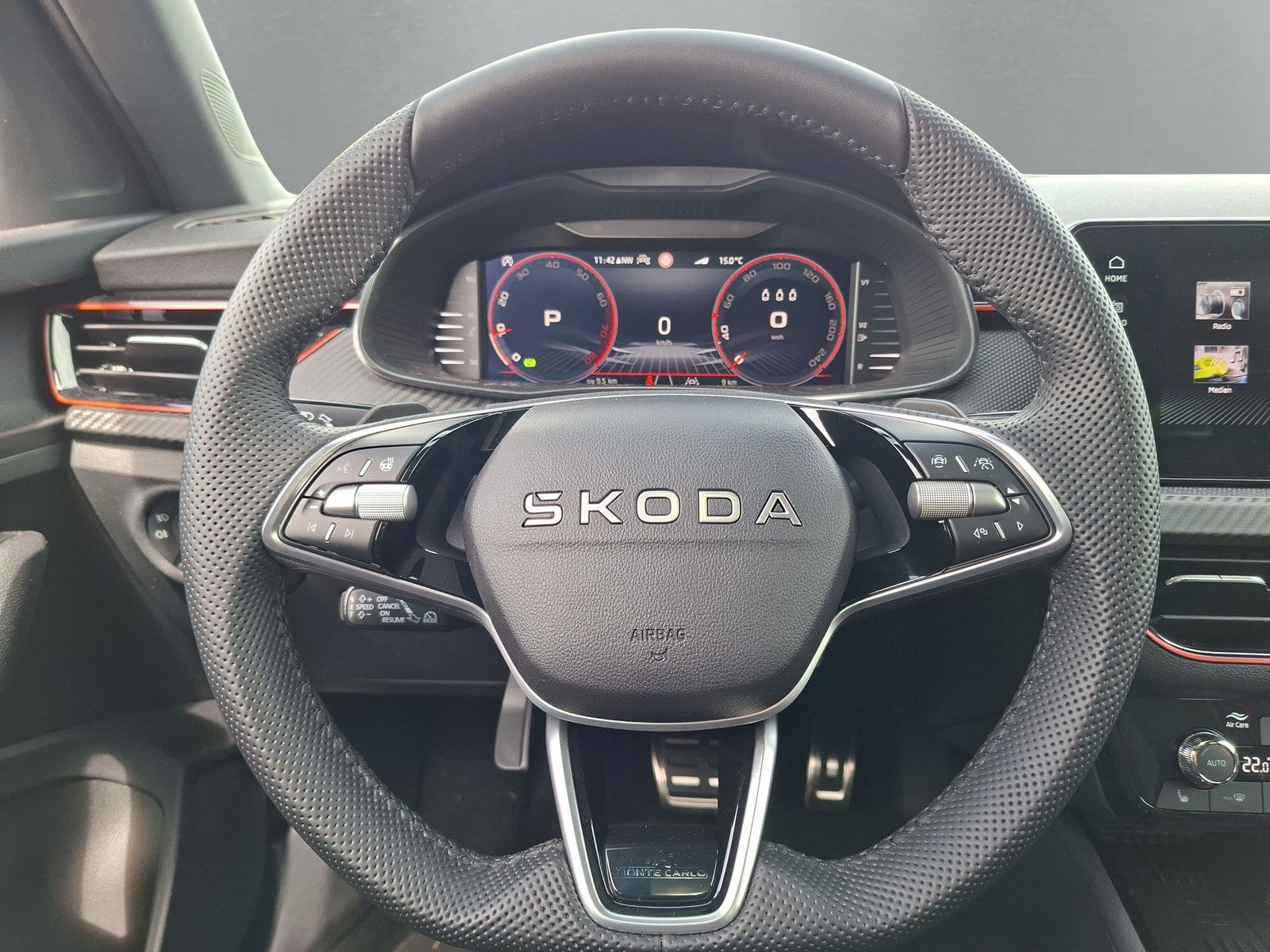 Fahrzeugabbildung SKODA Kamiq 1.5TSI Monte Carlo 18" eHeck AHK ACC Side