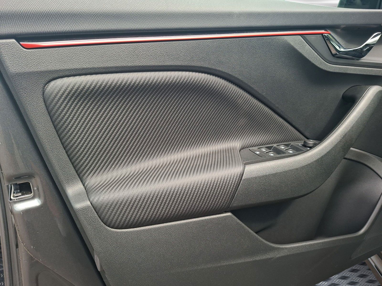 Fahrzeugabbildung SKODA Kamiq 1.5TSI Monte Carlo 18" eHeck AHK ACC Side