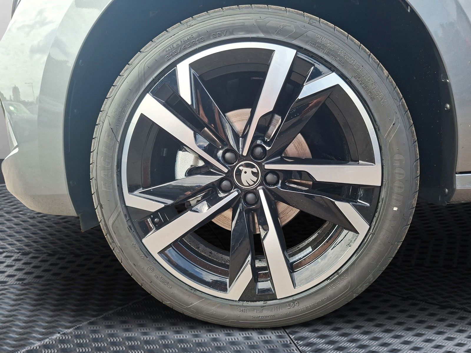 Fahrzeugabbildung SKODA Kamiq 1.5TSI Monte Carlo 18" eHeck AHK ACC Side