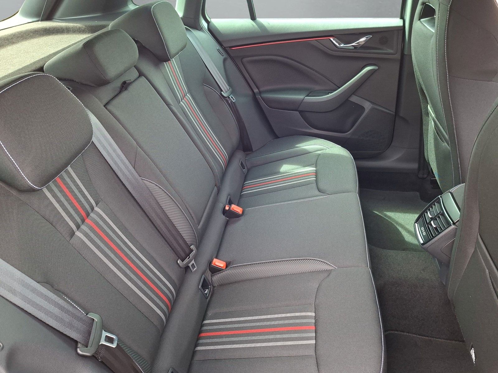 Fahrzeugabbildung SKODA Kamiq 1.5TSI Monte Carlo 18"eHeck AHK ACC Side