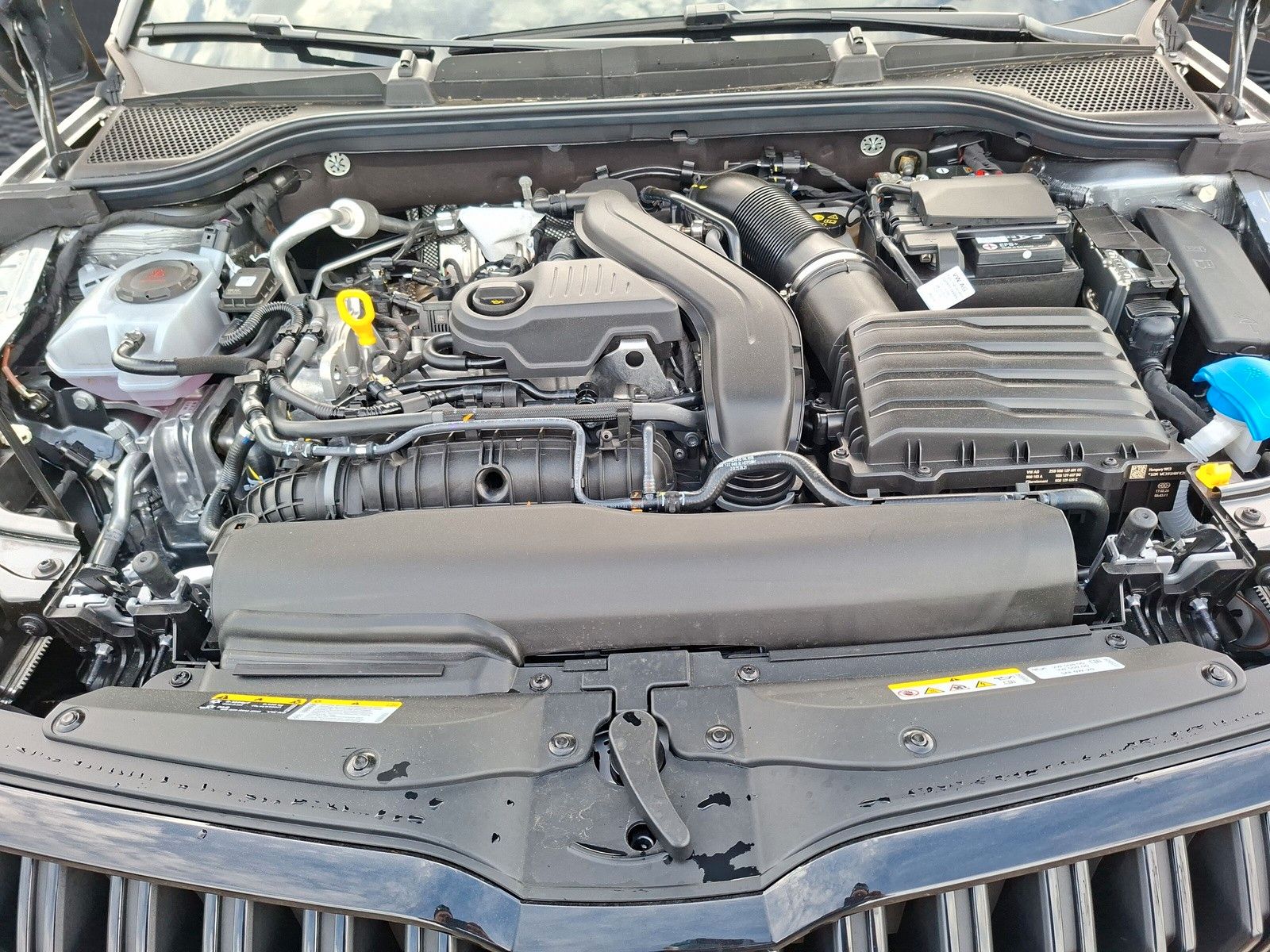 Fahrzeugabbildung SKODA Kamiq 1.5TSI Monte Carlo 18"eHeck AHK ACC Side