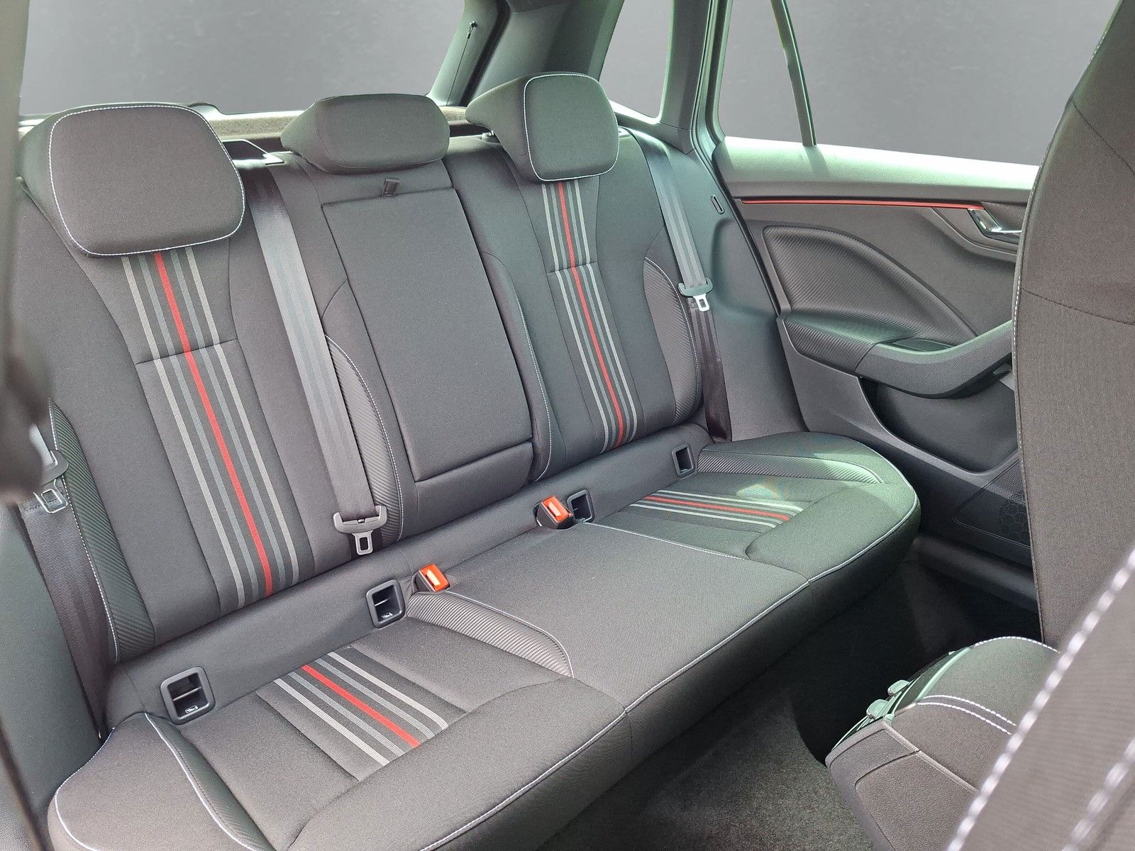 Fahrzeugabbildung SKODA Kamiq 1.5TSI Monte Carlo 18"eHeck AHK ACC Side