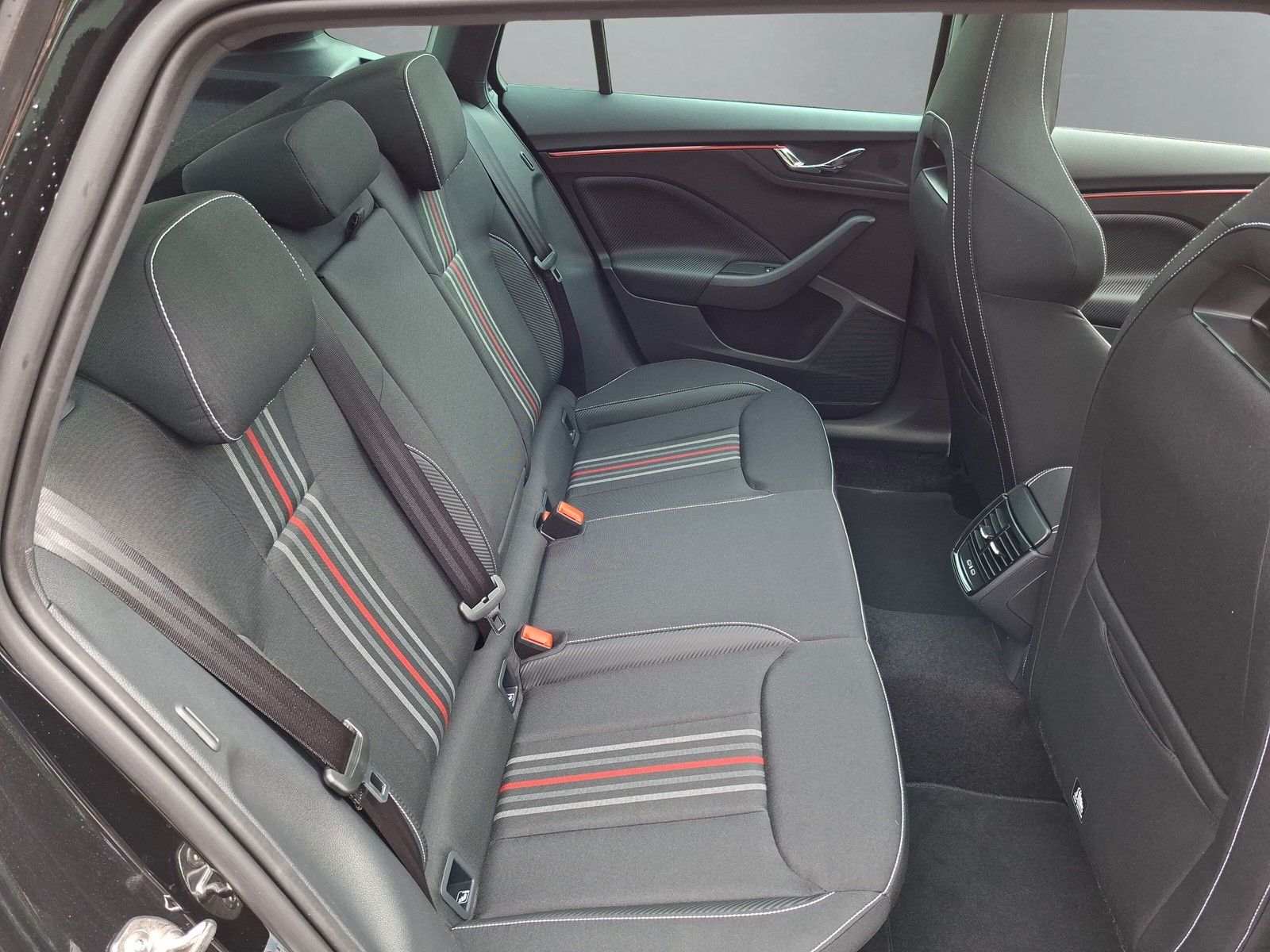Fahrzeugabbildung SKODA Kamiq 1.5TSI Monte Carlo 18"eHeck AHK ACC Side