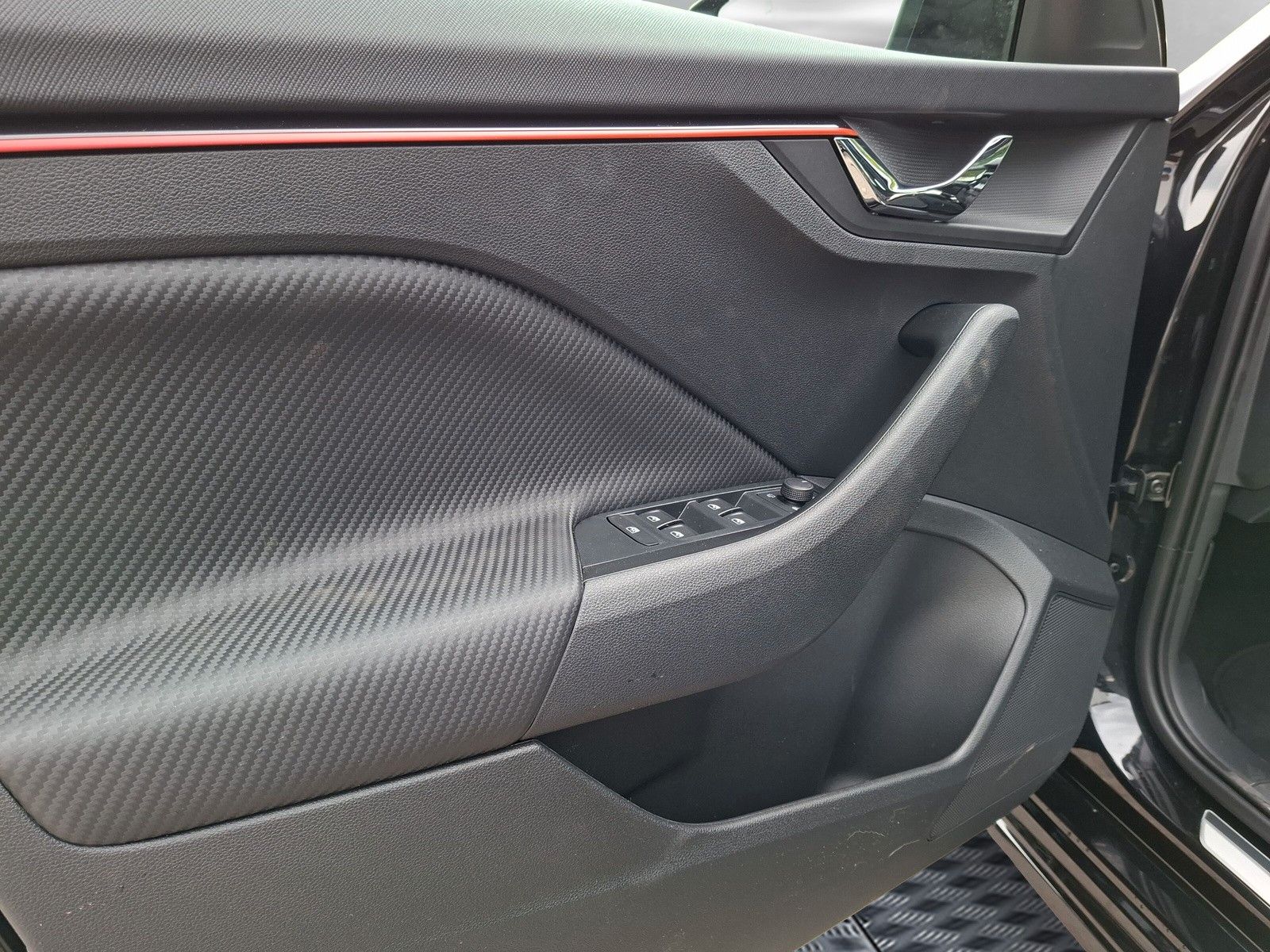 Fahrzeugabbildung SKODA Kamiq 1.5TSI Monte Carlo 18"eHeck AHK ACC Side