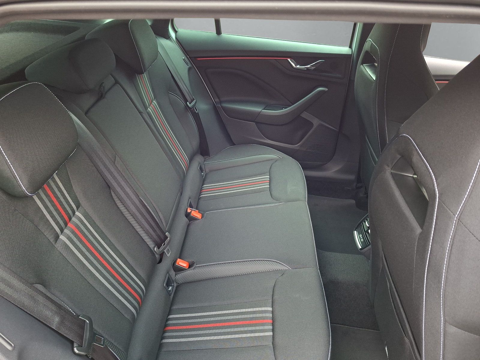 Fahrzeugabbildung SKODA Kamiq 1.5TSI Monte Carlo Pano 18"eHeck AHK 4 J.G