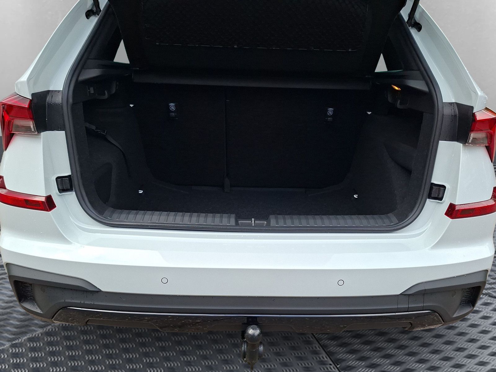 Fahrzeugabbildung SKODA Kamiq 1.5TSI Monte Carlo Pano 18"eHeck AHK 4 J.G