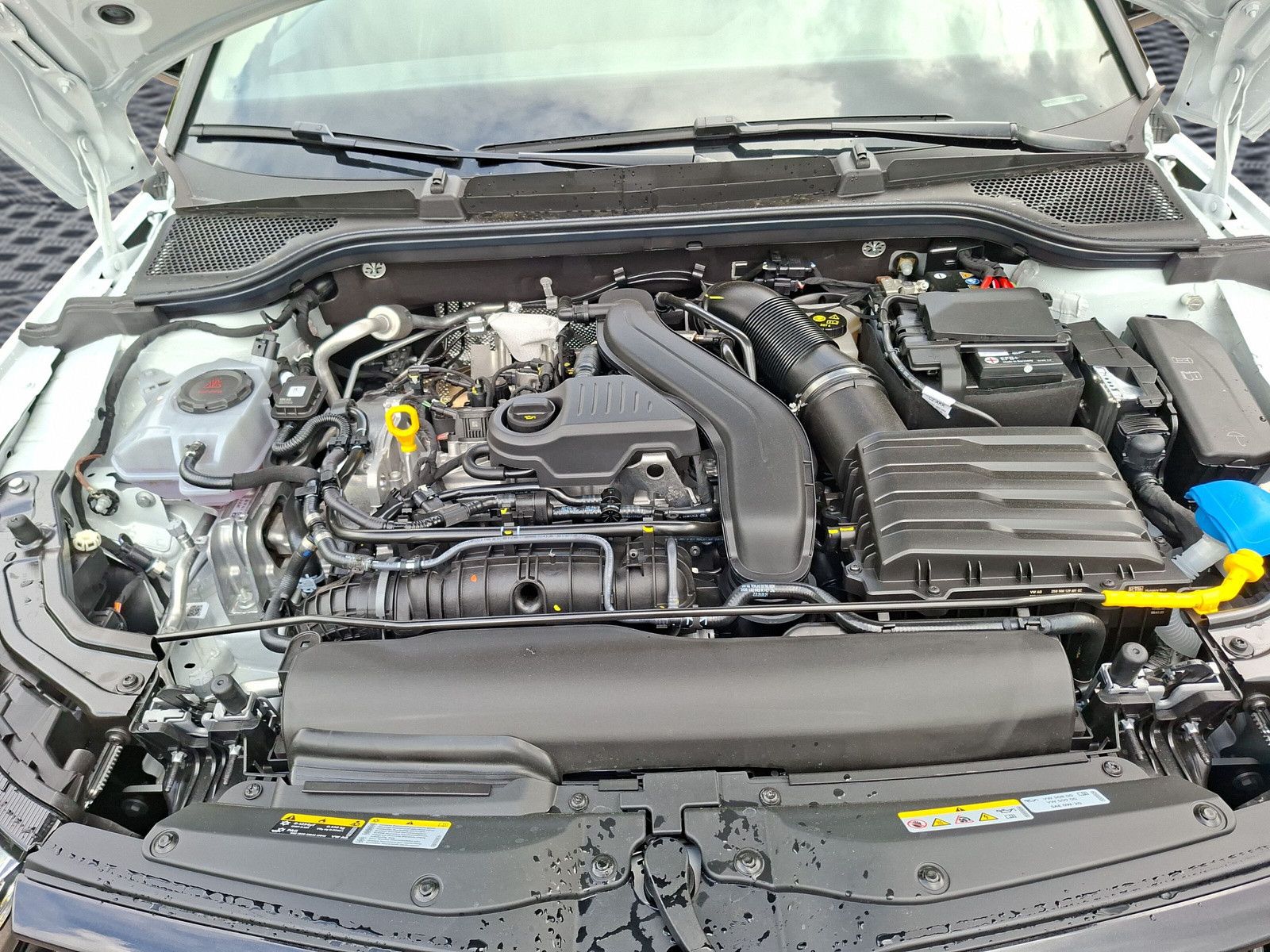 Fahrzeugabbildung SKODA Kamiq 1.5TSI Monte Carlo Pano 18"eHeck AHK 4 J.G