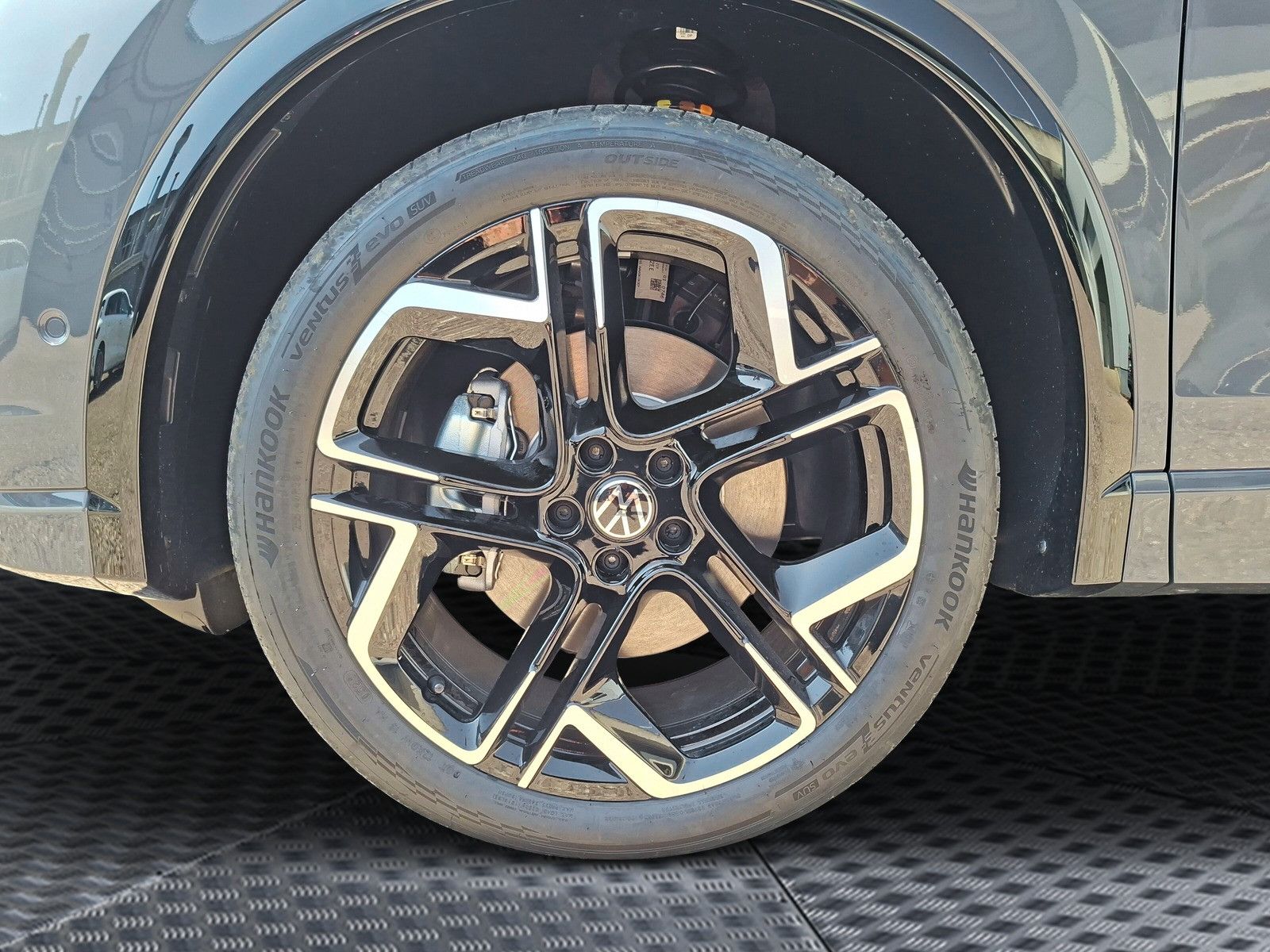 Fahrzeugabbildung Volkswagen Tiguan 2.0TDI 4mot 20" Pano AHK Headup DCC Plus
