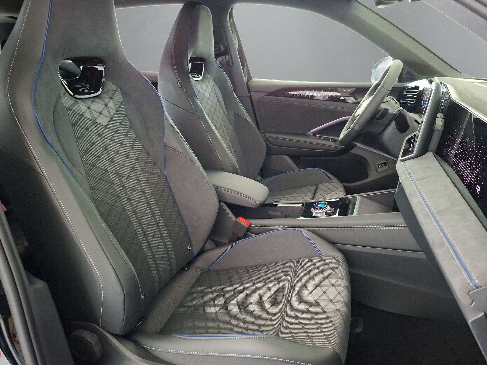 Fahrzeugabbildung Volkswagen Tiguan 2.0TDI 4mot 20" Pano AHK Headup DCC Plus