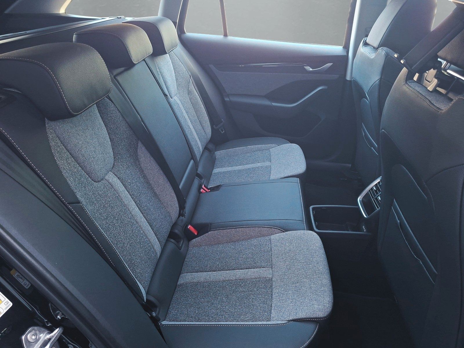 Fahrzeugabbildung SKODA Octavia Combi 1.5TSI eHeck ACC AHK 5J.Gar.Side