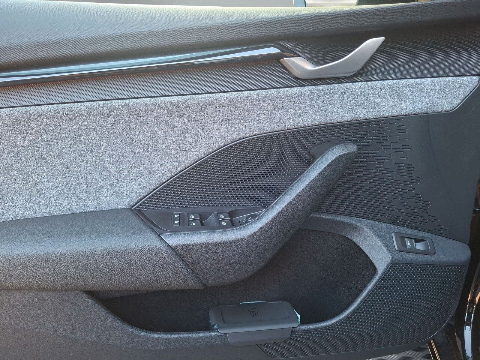 Fahrzeugabbildung SKODA Octavia Combi 1.5TSI eHeck ACC AHK 5J.Gar.Side