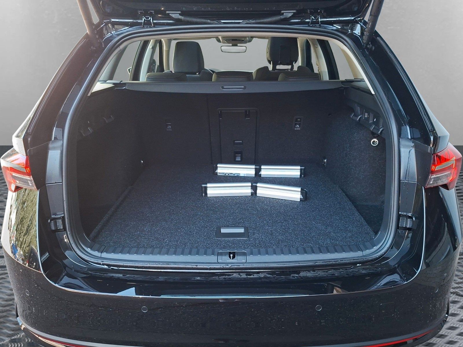 Fahrzeugabbildung SKODA Octavia Combi 1.5TSI eHeck ACC AHK 5J.Gar.Side