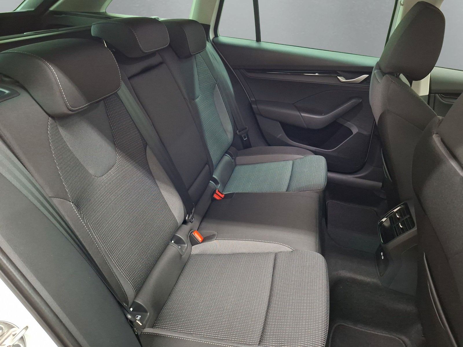 Fahrzeugabbildung SKODA Octavia Combi 1.5TSI eHeck ACC AHK 5J.Gar.Side