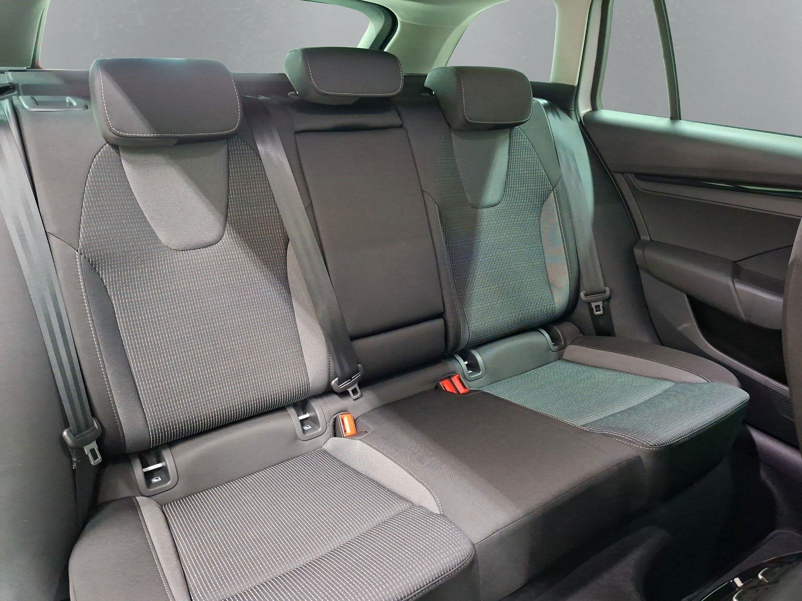 Fahrzeugabbildung SKODA Octavia Combi 1.5TSI eHeck ACC AHK 5J.Gar.Side