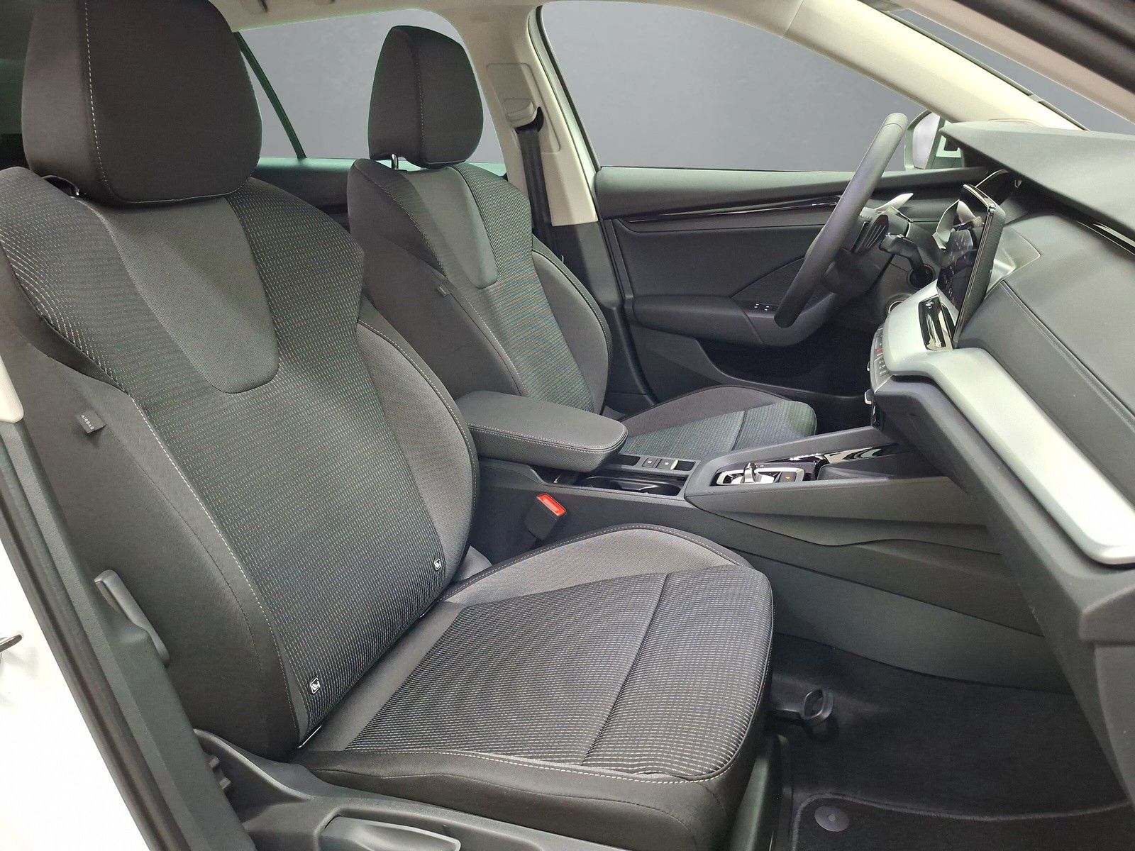 Fahrzeugabbildung SKODA Octavia Combi 1.5TSI eHeck ACC AHK 5J.Gar.Side