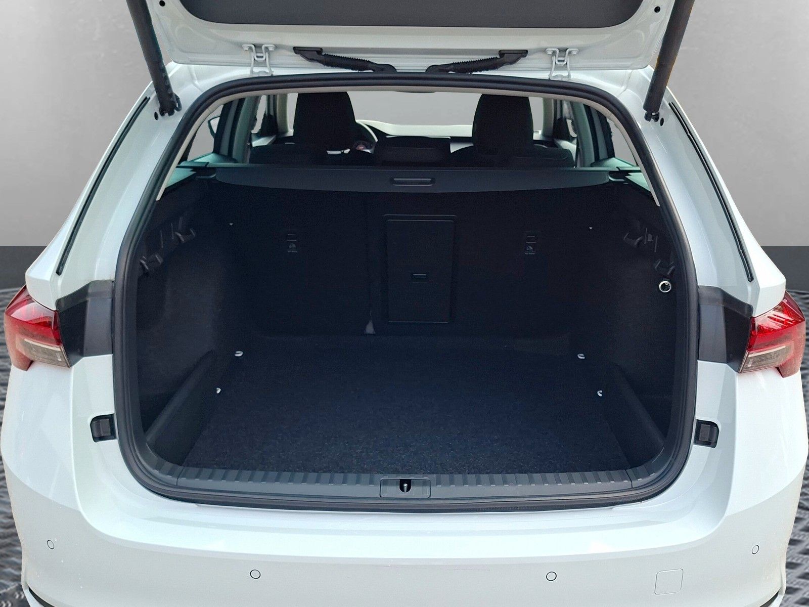 Fahrzeugabbildung SKODA Octavia Combi 1.5TSI eHeck ACC AHK 5J.Gar.Side
